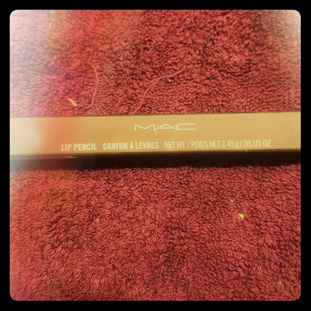 MAC lip pencil in stripdown